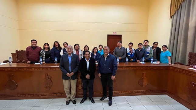 Nuestro alcalde, el Lic. Olimpio Alegría Calderón, encabezó una reunión de trabajo del Sello Municipal. En este encuentro, la Diris Lima Este compartió valiosa información sobre la situación de salud y las atenciones que reciben nuestros vecinos en el distrito. Además, contamos con la participación activa de representantes de la UGEL y el Centro Materno de nuestra comuna. Juntos, estamos impulsando acciones concretas para mejorar la calidad de vida de nuestra comunidad. ¡Sigamos construyendo un futuro brillante con el Sello Municipal! 
#olimpioalegria
#santaanitaenbuenasmanos