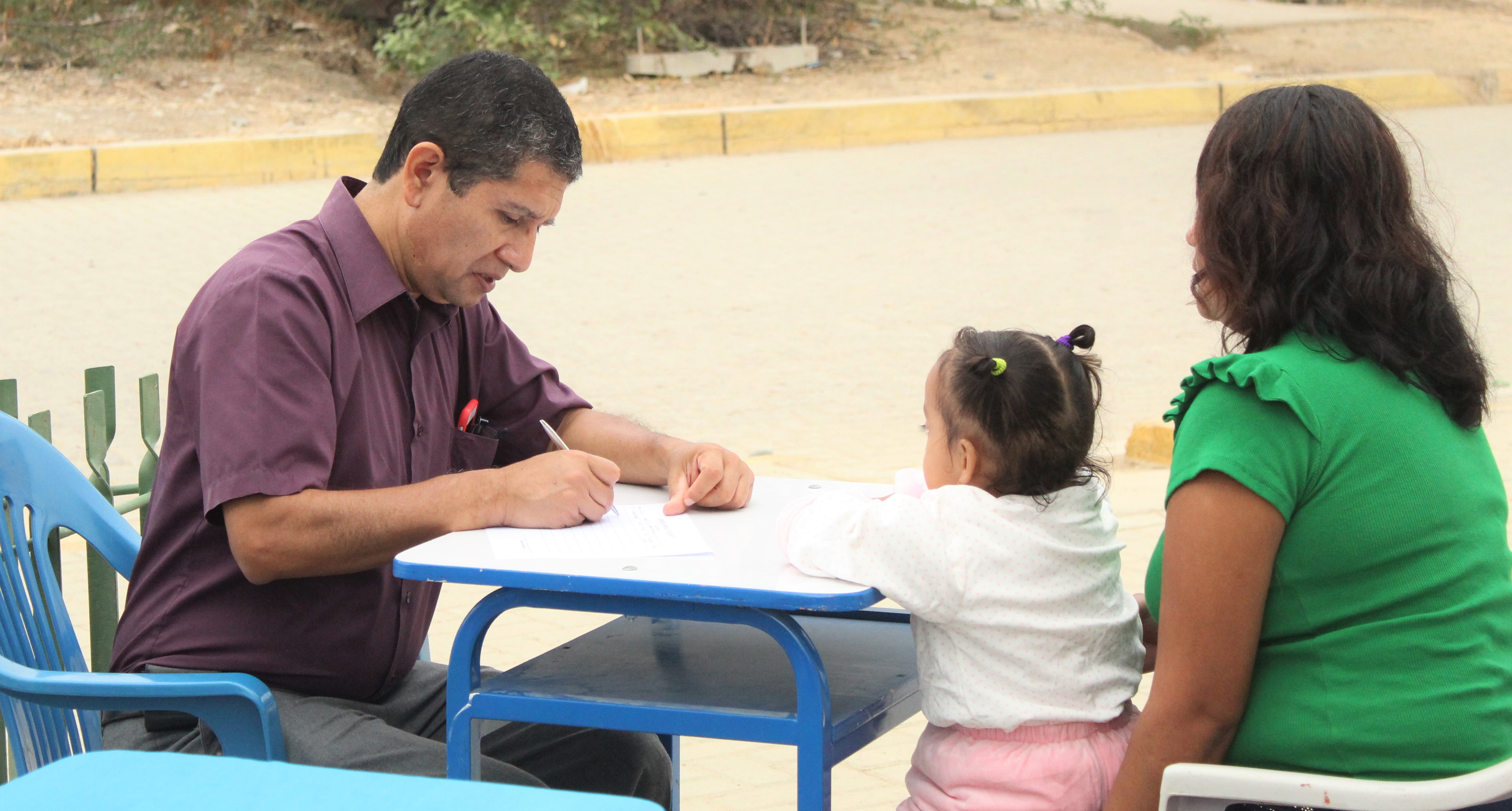 Especialistas brindando asesoría