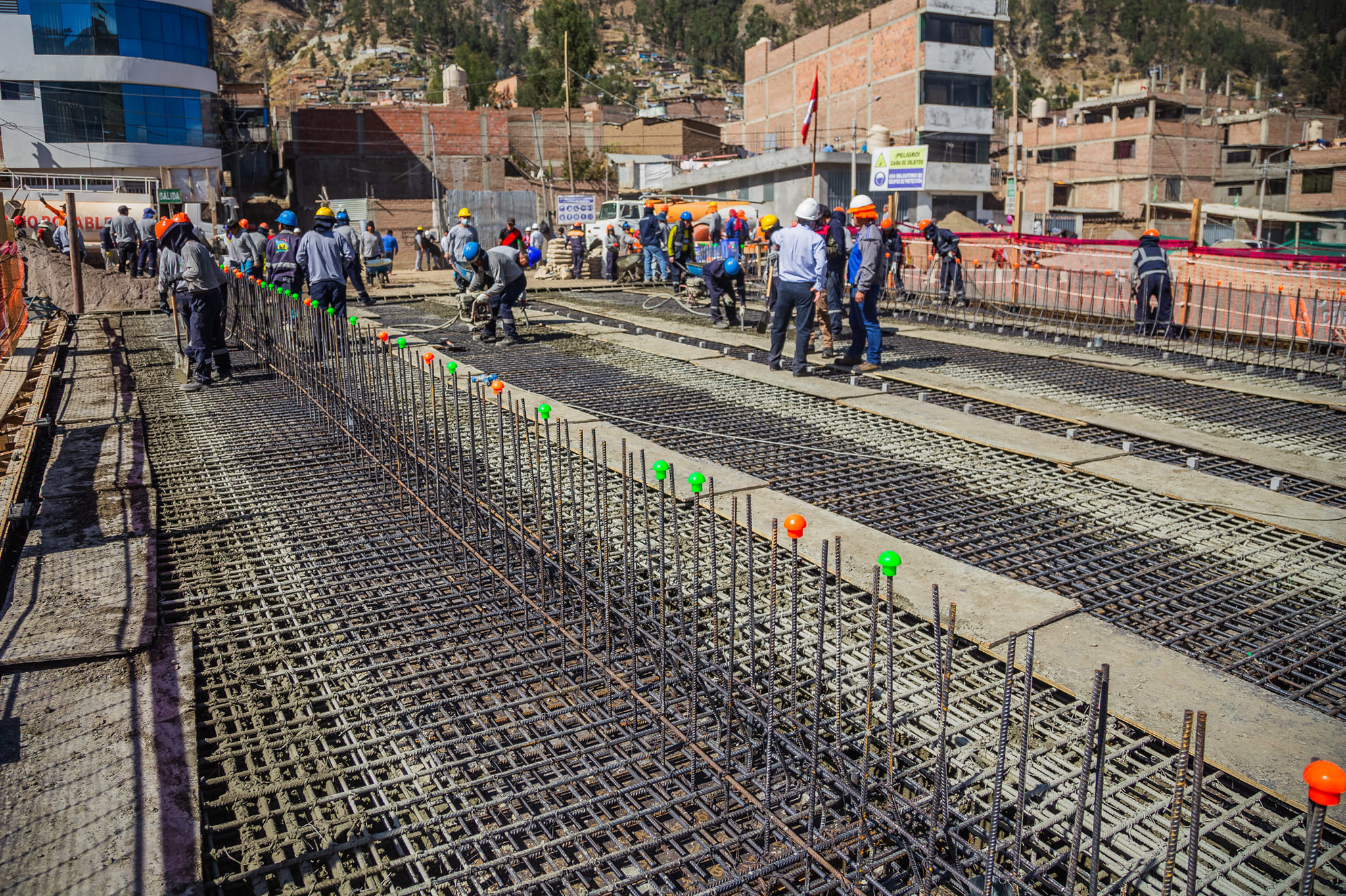 Con vaciado de concreto avanza construcción de nuevo puente vehicular y peatonal de Pochccota en Andahuaylas por disposición del gobernador regional Percy Godoy