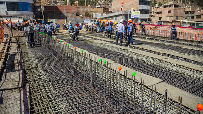 Con vaciado de concreto avanza construcción de nuevo puente vehicular y peatonal de Pochccota en Andahuaylas por disposición del gobernador regional Percy Godoy