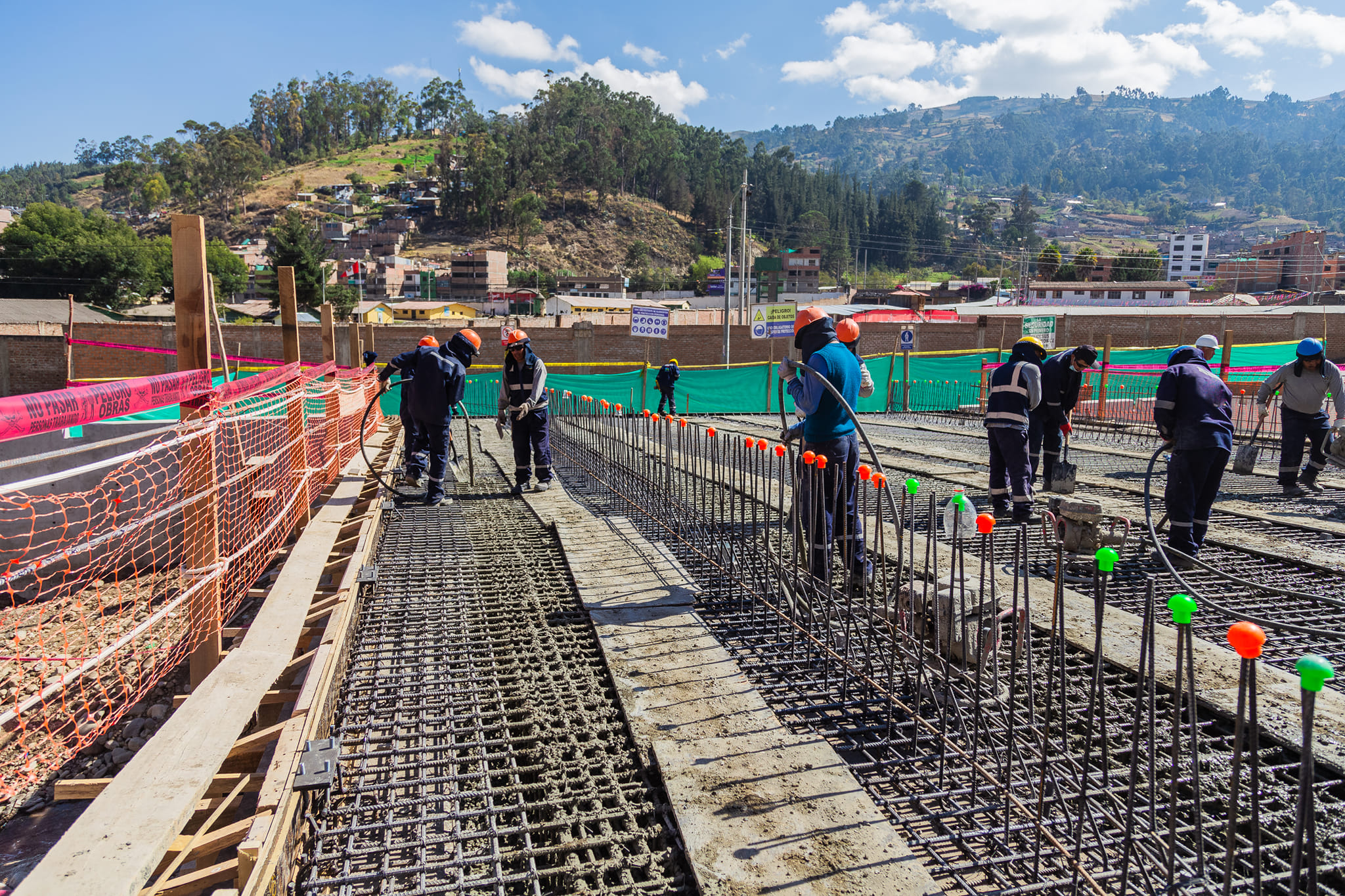 Con vaciado de concreto avanza construcción de nuevo puente vehicular y peatonal de Pochccota en Andahuaylas por disposición del gobernador regional Percy Godoy