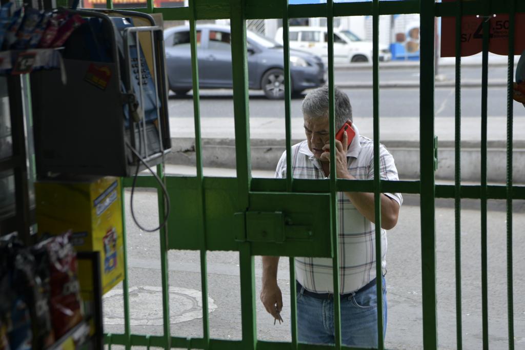 Expertos de la Dirección de Investigación Criminal de la Policía Nacional han identificado diversas modalidades de extorsión empleadas por los criminales para amenazar a sus víctimas. Entre ellas se encuentran la extorsión telefónica, el cobro de cupos, el chalequeo o cobro por servicio de seguridad, los supuestos secuestros y accidentes, así como el préstamo "gota a gota".
En el marco de la campaña "Yo no caigo en la extorsión, yo denuncio", el Ministerio del Interior y la Policía Nacional del Perú buscan informar y concientizar a la ciudadanía sobre cómo hacer frente y prevenir caer en las redes de estas mafias, muchas de las cuales tienen alcance internacional. Es esencial que la población conozca el modus operandi de estas organizaciones y las modalidades que emplean.
El ministro del Interior hizo hincapié la importancia de que la población se sienta protegida, y destacó que se está trabajando con las comisarías para brindar una atención rápida y una adecuada orientación a los ciudadanos que presenten denuncias.
Asimismo, resaltó que la campaña “Yo no caigo en la extorsión, yo denuncio” está dirigida a abordar directamente las extorsiones, ya que la seguridad ciudadana es una de las prioridades del Gobierno.
Las modalidades más comunes de extorsión incluyen:
➔ Extorsión telefónica o por mensajes de texto: los delincuentes llaman aleatoriamente a personas y exigen depósitos en una cuenta bancaria para evitar atentar contra la vida de la víctima o sus familiares.
➔ Cobro de cupos: se realizan cobros a comerciantes, transportistas, empresarios de construcción civil, entre otros, con el fin de permitirles desarrollar actividades en áreas controladas por la organización.
➔ Chalequeo o cobro por servicio de seguridad: el pago se presenta como una protección frente a las amenazas realizadas por la misma organización.
➔ Supuestos secuestros o accidentes: los delincuentes simulan accidentes o secuestros de familiares y solicitan depósitos.
➔ Préstamo “gota a gota”: esta modalidad implica el uso de la violencia y la extorsión por parte de mafias criminales que imponen créditos excesivos e imposibles de pagar, amenazando a aquellos que no pueden cumplir con los pagos.
Con el objetivo de contrarrestar este delito, la Policía Nacional del Perú ha intensificado los operativos policiales a nivel nacional para capturar a estos extorsionadores y desarticular las mafias locales e internacionales dedicadas a este ilícito.
Si eres víctima de este tipo de extorsión o conoces a alguien en esta situación, el Ministerio del Interior pone a disposición de la ciudadanía los siguientes canales de denuncia: Línea 1818 y el teléfono 942841978. Tu denuncia será tratada de manera confidencial.