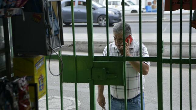 Expertos de la Dirección de Investigación Criminal de la Policía Nacional han identificado diversas modalidades de extorsión empleadas por los criminales para amenazar a sus víctimas. Entre ellas se encuentran la extorsión telefónica, el cobro de cupos, el chalequeo o cobro por servicio de seguridad, los supuestos secuestros y accidentes, así como el préstamo "gota a gota".
En el marco de la campaña "Yo no caigo en la extorsión, yo denuncio", el Ministerio del Interior y la Policía Nacional del Perú buscan informar y concientizar a la ciudadanía sobre cómo hacer frente y prevenir caer en las redes de estas mafias, muchas de las cuales tienen alcance internacional. Es esencial que la población conozca el modus operandi de estas organizaciones y las modalidades que emplean.
El ministro del Interior hizo hincapié la importancia de que la población se sienta protegida, y destacó que se está trabajando con las comisarías para brindar una atención rápida y una adecuada orientación a los ciudadanos que presenten denuncias. 
Asimismo, resaltó que la campaña “Yo no caigo en la extorsión, yo denuncio” está dirigida a abordar directamente las extorsiones, ya que la seguridad ciudadana es una de las prioridades del Gobierno.
Las modalidades más comunes de extorsión incluyen:
➔ Extorsión telefónica o por mensajes de texto: los delincuentes llaman aleatoriamente a personas y exigen depósitos en una cuenta bancaria para evitar atentar contra la vida de la víctima o sus familiares.
➔ Cobro de cupos: se realizan cobros a comerciantes, transportistas, empresarios de construcción civil, entre otros, con el fin de permitirles desarrollar actividades en áreas controladas por la organización.
➔ Chalequeo o cobro por servicio de seguridad: el pago se presenta como una protección frente a las amenazas realizadas por la misma organización.
➔ Supuestos secuestros o accidentes: los delincuentes simulan accidentes o secuestros de familiares y solicitan depósitos. 
➔ Préstamo “gota a gota”: esta modalidad implica el uso de la violencia y la extorsión por parte de mafias criminales que imponen créditos excesivos e imposibles de pagar, amenazando a aquellos que no pueden cumplir con los pagos.
Con el objetivo de contrarrestar este delito, la Policía Nacional del Perú ha intensificado los operativos policiales a nivel nacional para capturar a estos extorsionadores y desarticular las mafias locales e internacionales dedicadas a este ilícito.
Si eres víctima de este tipo de extorsión o conoces a alguien en esta situación, el Ministerio del Interior pone a disposición de la ciudadanía los siguientes canales de denuncia: Línea 1818 y el teléfono 942841978. Tu denuncia será tratada de manera confidencial.
