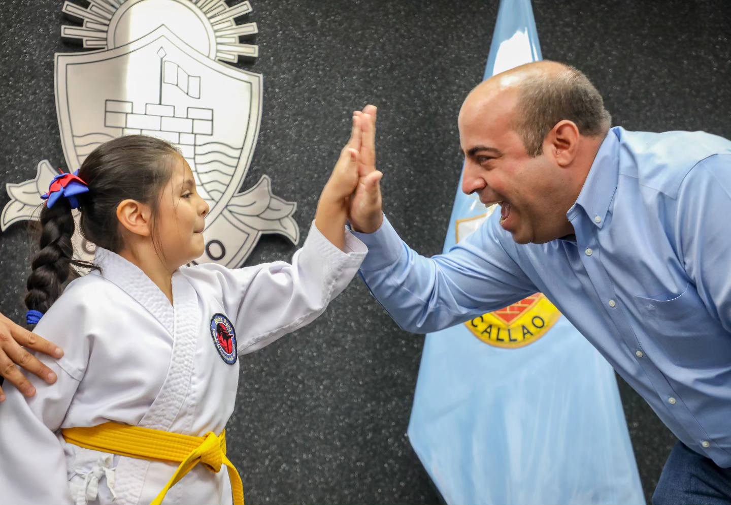 El alcalde Pedro Spadaro conociΓ³ a la pequeΓ±a Sara Valentina Moscaiza Melendres, destacada deportista karateca.