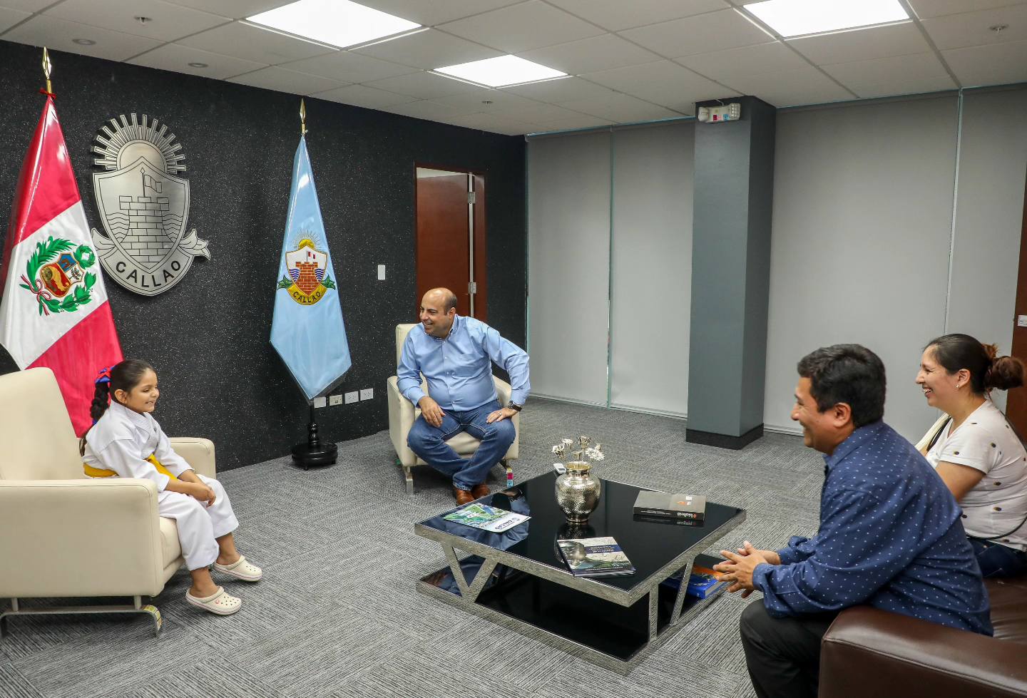 El alcalde Pedro Spadaro conociΓ³ a la pequeΓ±a Sara Valentina Moscaiza Melendres, destacada deportista karateca.