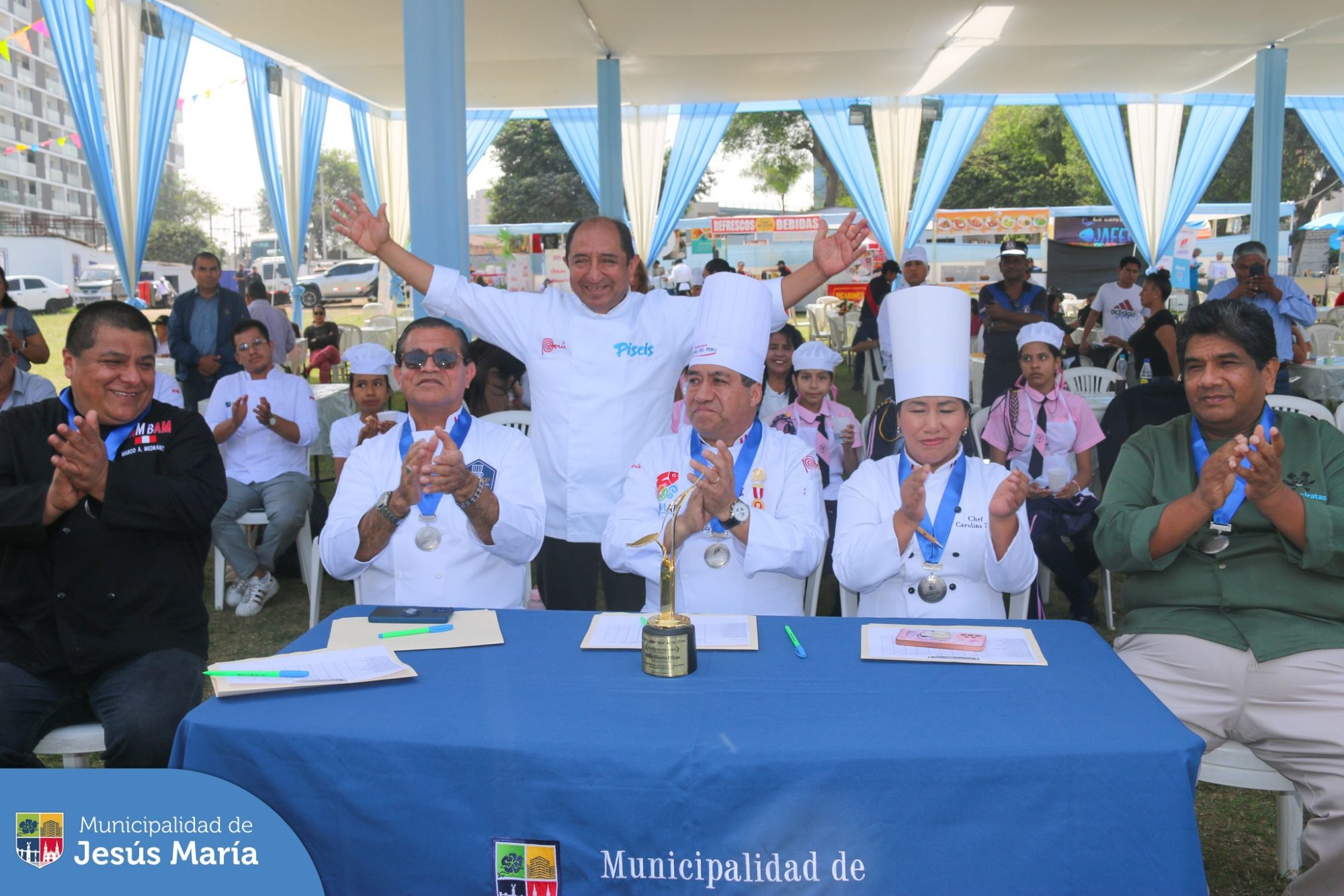 🙌🏻 Inauguramos nuestro festival con el campeonato nacional Maestros Cevicheros, dónde los grandes chefs disputaron la ansiada 🥄 “Cuchara de Oro”. Además los “Mini chefs del Ceviche”, herederos del talento nacional, nos enseñaron sus secretos en la preparación de nuestro plato bandera