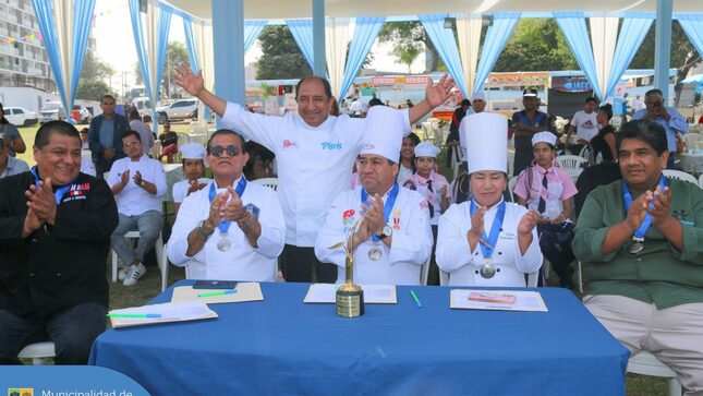 🙌🏻 Inauguramos nuestro festival con el campeonato nacional Maestros Cevicheros, dónde los grandes chefs disputaron la ansiada 🥄 “Cuchara de Oro”. Además los “Mini chefs del Ceviche”, herederos del talento nacional, nos enseñaron sus secretos en la preparación de nuestro plato bandera
