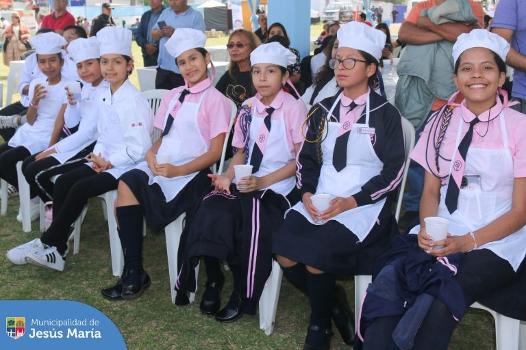 🙌🏻 Inauguramos nuestro festival con el campeonato nacional Maestros Cevicheros, dónde los grandes chefs disputaron la ansiada 🥄 “Cuchara de Oro”. Además los “Mini chefs del Ceviche”, herederos del talento nacional, nos enseñaron sus secretos en la preparación de nuestro plato bandera