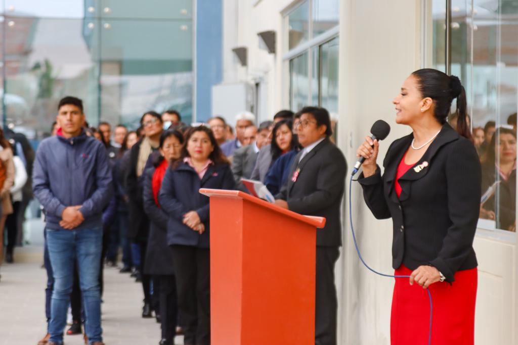 Realizan lunes cívico en nueva sede del gobierno regional