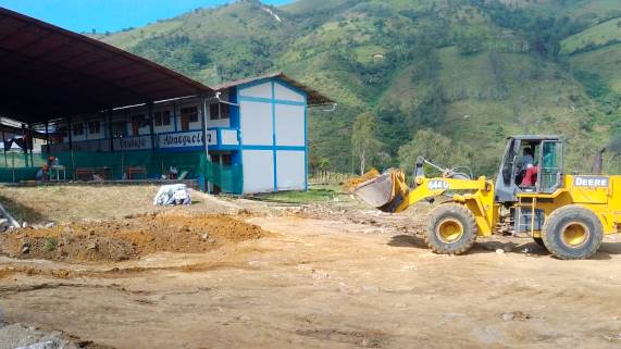 Inician trabajos de construcción de la plataforma deportiva y dispensa en la I.E.Túpac Amaru de Frías