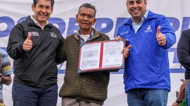 Alcalde Pedro Spadaro entregó 2,000 títulos de propiedad a vecinos chalacos de 48 programas de vivienda de Oquendo.