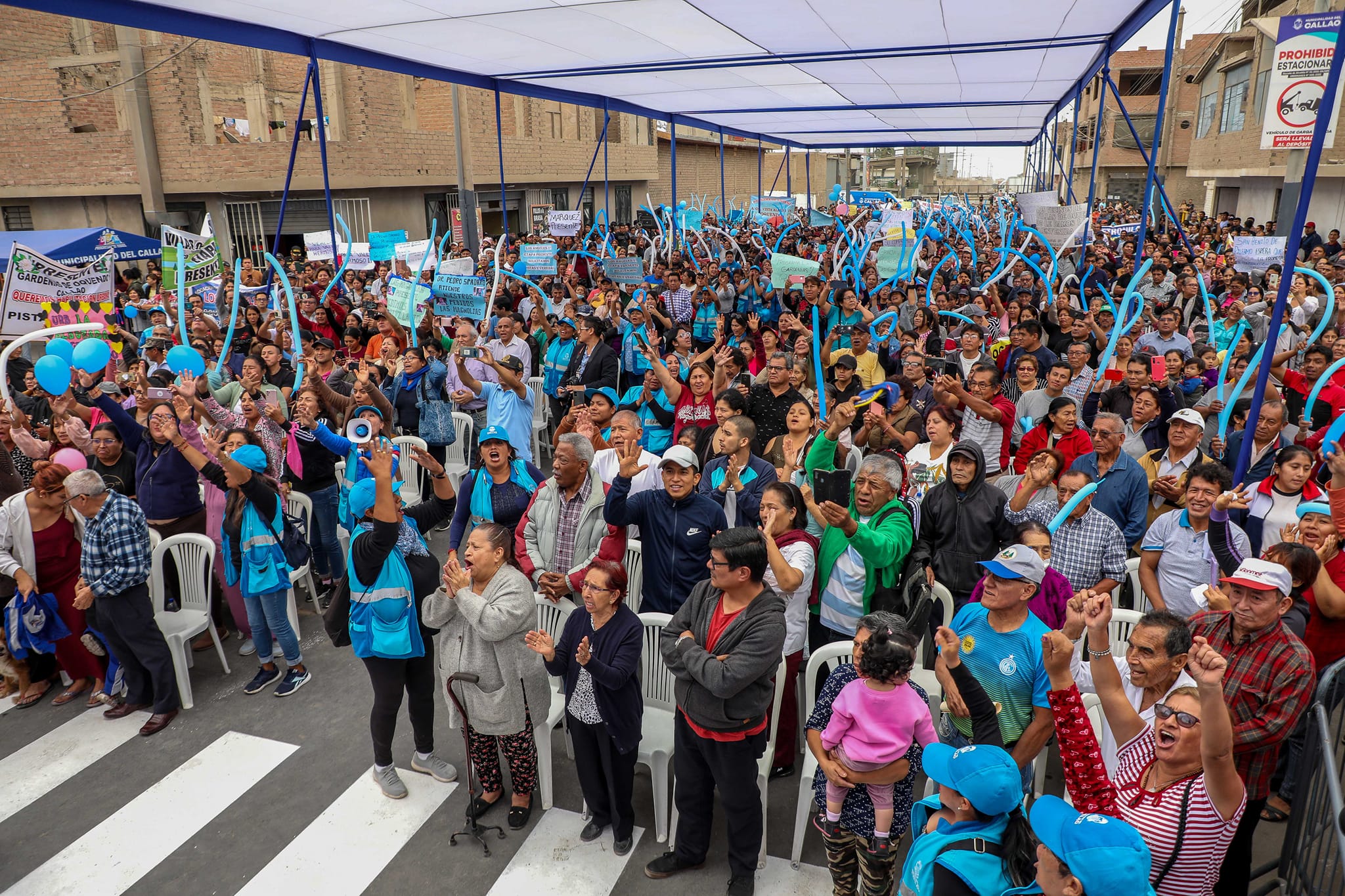 Alcalde Pedro Spadaro entreg贸 2,000 t铆tulos de propiedad a vecinos chalacos de 48 programas de vivienda de Oquendo.