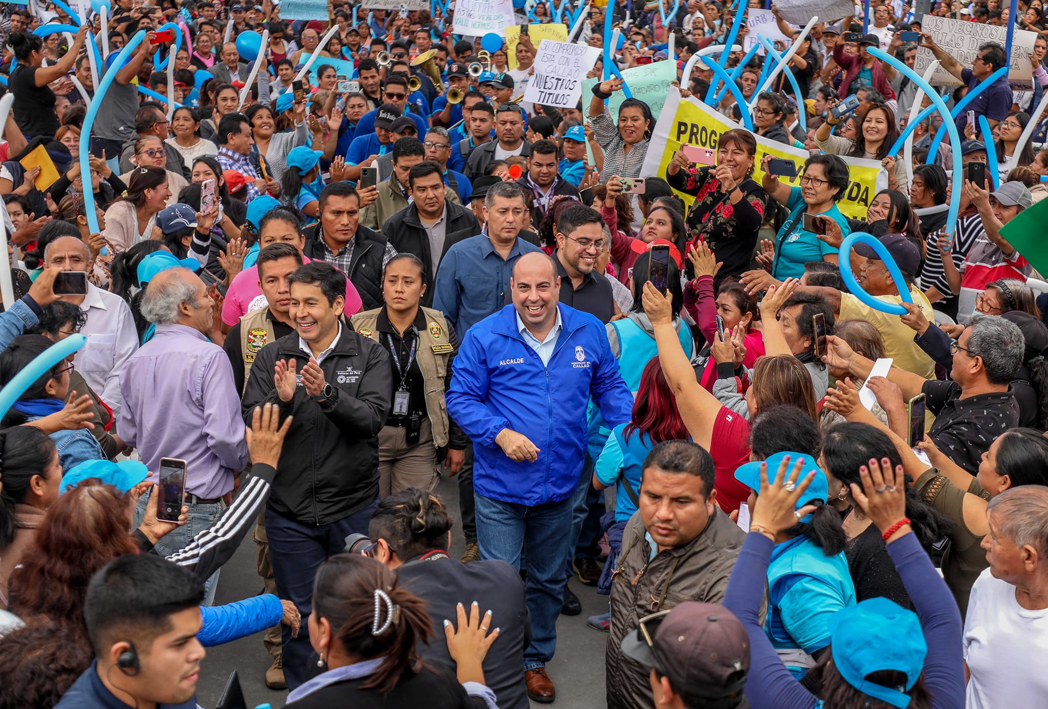 Alcalde Pedro Spadaro entreg贸 2,000 t铆tulos de propiedad a vecinos chalacos de 48 programas de vivienda de Oquendo.