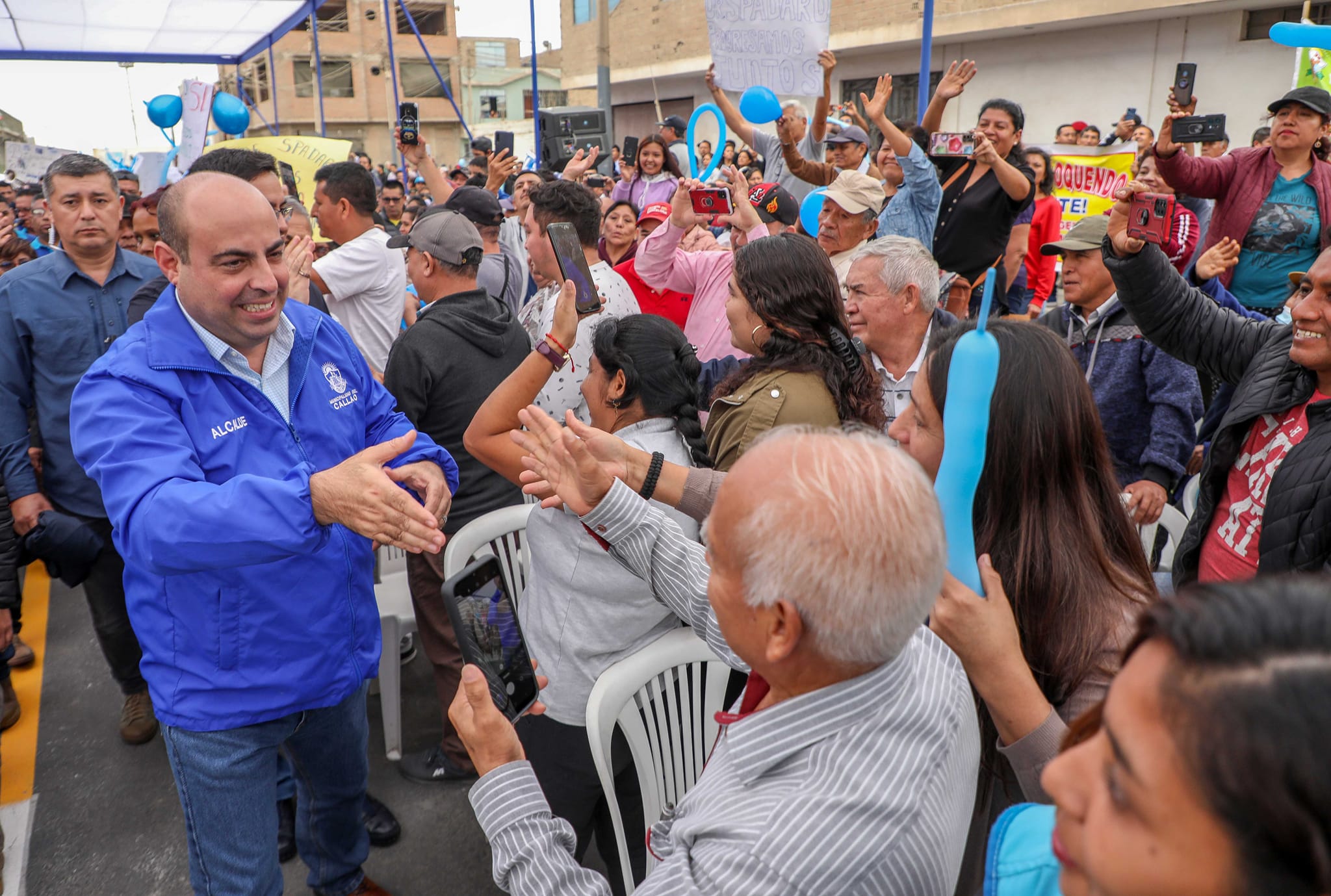 Alcalde Pedro Spadaro entreg贸 2,000 t铆tulos de propiedad a vecinos chalacos de 48 programas de vivienda de Oquendo.