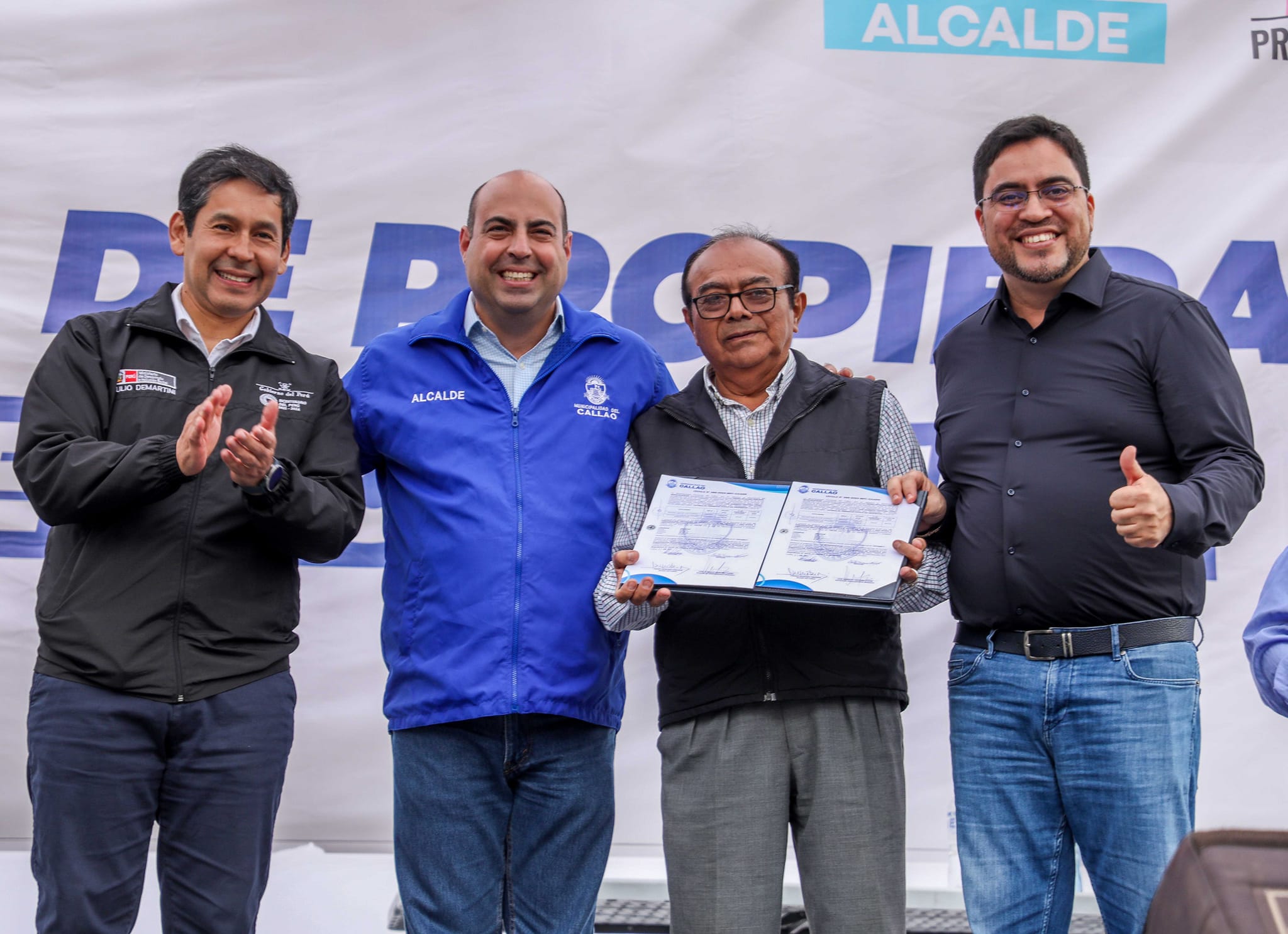 Alcalde Pedro Spadaro entreg贸 2,000 t铆tulos de propiedad a vecinos chalacos de 48 programas de vivienda de Oquendo.