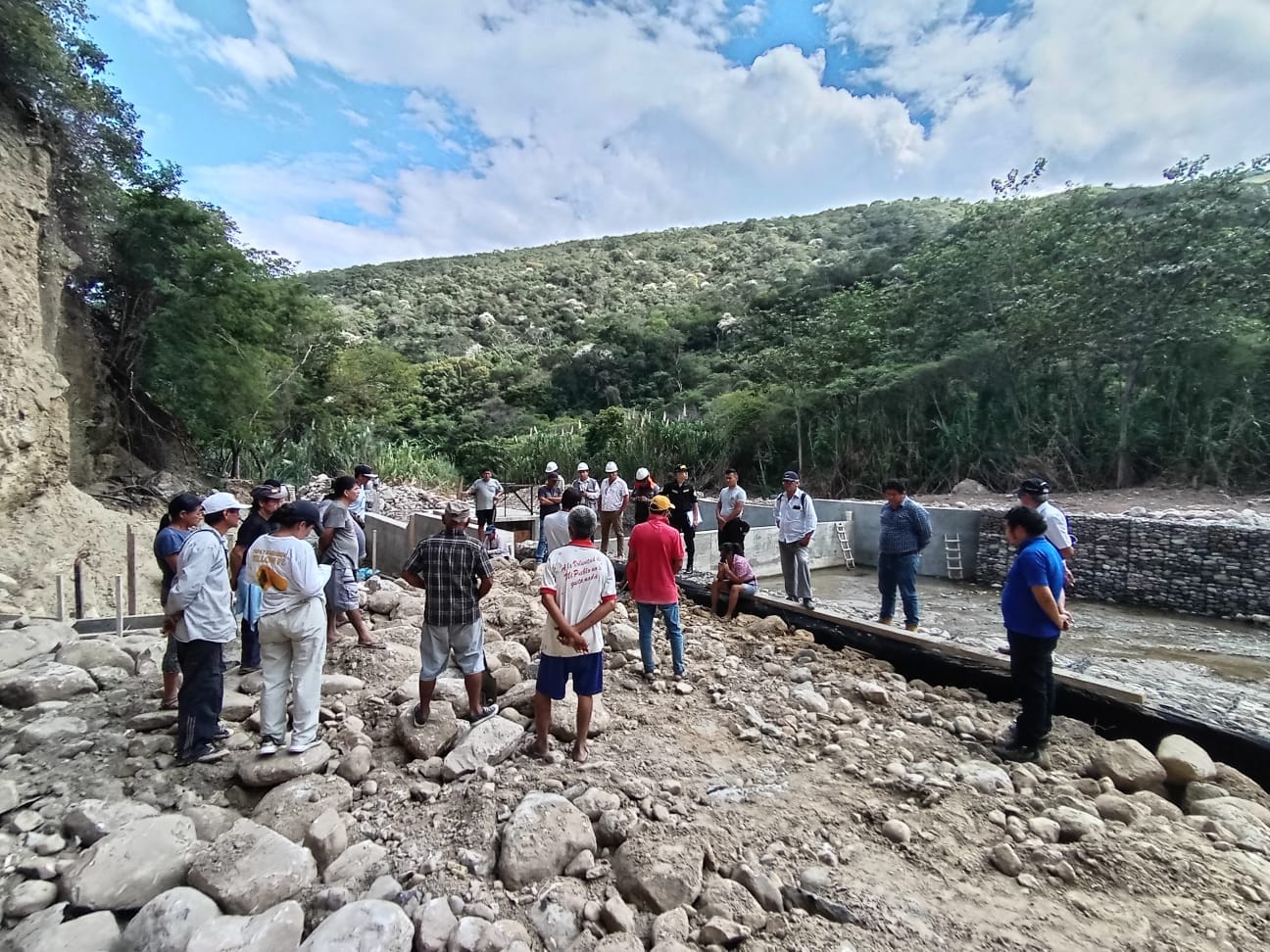 En una atención inmediata a las inquietudes planteadas por los agricultores usuarios del Canal de Riego Rocaly en el distrito de Cumba, el Gerente Sub Regional Utcubamba, Ing. Gilmer Delgado, junto a su equipo técnico, sostuvo una reunión de trabajo para explicar cada uno de los componentes que contempla la construcción de la captación de agua para el canal de riego.