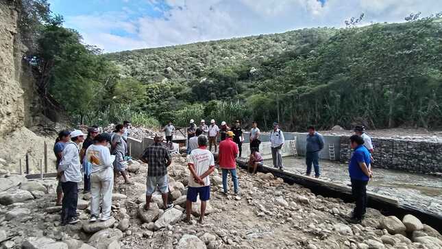 En una atención inmediata a las inquietudes planteadas por los agricultores usuarios del Canal de Riego Rocaly en el distrito de Cumba, el Gerente Sub Regional Utcubamba, Ing. Gilmer Delgado, junto a su equipo técnico, sostuvo una reunión de trabajo para explicar cada uno de los componentes que contempla la construcción de la captación de agua para el canal de riego. 