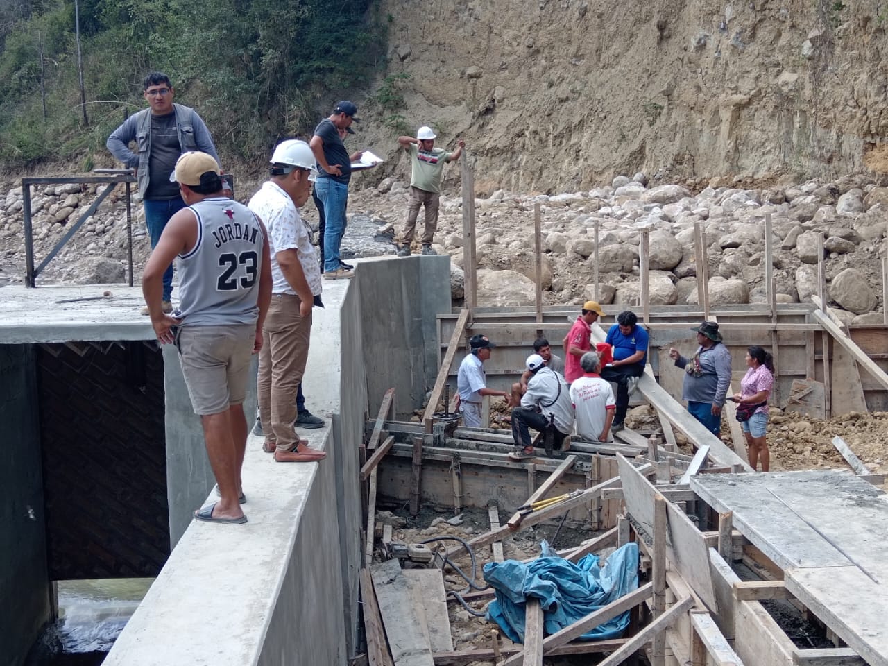 En una atención inmediata a las inquietudes planteadas por los agricultores usuarios del Canal de Riego Rocaly en el distrito de Cumba, el Gerente Sub Regional Utcubamba, Ing. Gilmer Delgado, junto a su equipo técnico, sostuvo una reunión de trabajo para explicar cada uno de los componentes que contempla la construcción de la captación de agua para el canal de riego.