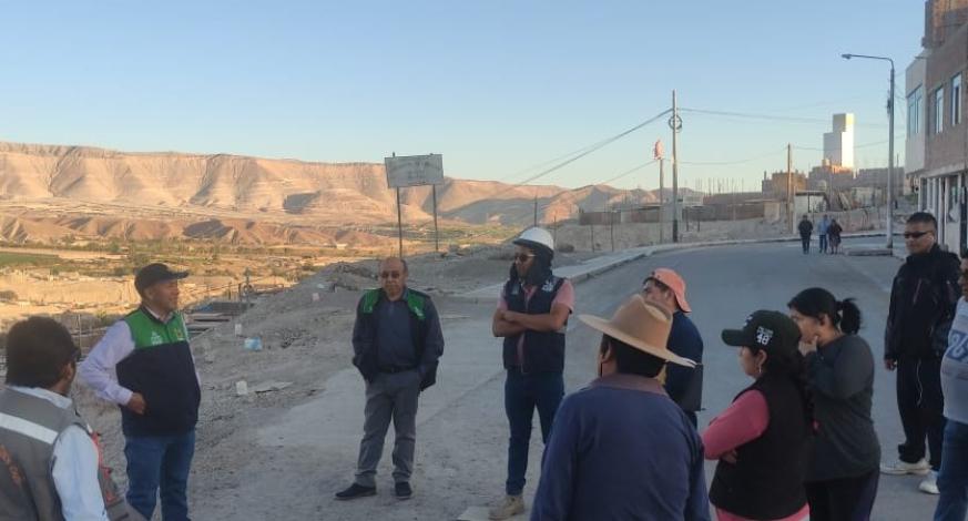 El alcalde provincial, John Larry Coayla, a través del Gerente de Desarrollo Urbano, Ing. Edwin Arias Ramos, acompañado por funcionarios de la Subgerencia de Planeamiento, Control Urbano y Transportes de la Municipalidad Provincial Mariscal Nieto, participó por segunda vez en la visita de campo citada por la alcaldesa del Centro Poblado de Chen Chen.
