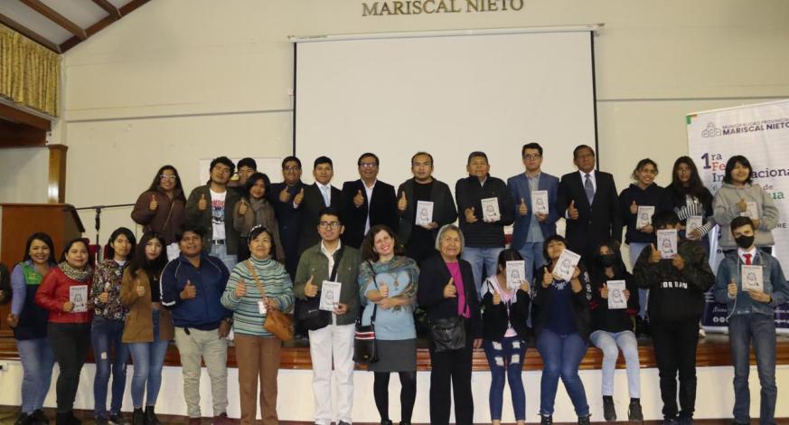 El alcalde provincial John Larry Coayla, a través de la Subgerencia de Desarrollo Social, realizó esta noche la presentación del libro “Hacia la frontera”, del autor Gustavo Pino, quien es escritor y docente moqueguano. El evento contó con la participación de la regidora Sandra Espinoza, Rossmery Villegas y Alejandro Vizcarra. En el papel de entrevistador y comentarista estuvo el periodista Juan Silvera.