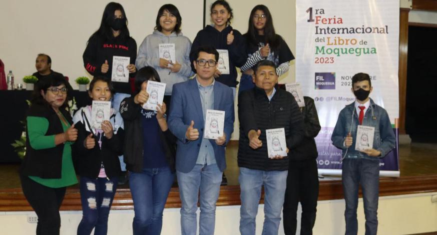 El alcalde provincial John Larry Coayla, a través de la Subgerencia de Desarrollo Social, realizó esta noche la presentación del libro “Hacia la frontera”, del autor Gustavo Pino, quien es escritor y docente moqueguano. El evento contó con la participación de la regidora Sandra Espinoza, Rossmery Villegas y Alejandro Vizcarra. En el papel de entrevistador y comentarista estuvo el periodista Juan Silvera.