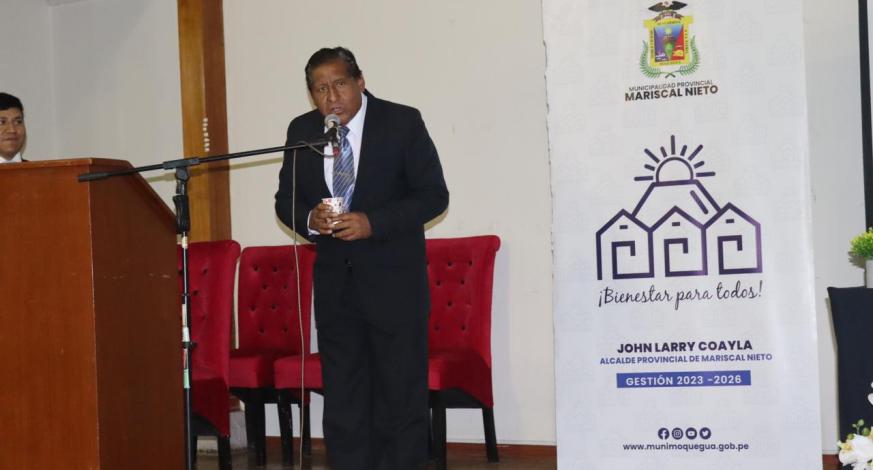 El alcalde provincial John Larry Coayla, a través de la Subgerencia de Desarrollo Social, realizó esta noche la presentación del libro “Hacia la frontera”, del autor Gustavo Pino, quien es escritor y docente moqueguano. El evento contó con la participación de la regidora Sandra Espinoza, Rossmery Villegas y Alejandro Vizcarra. En el papel de entrevistador y comentarista estuvo el periodista Juan Silvera.