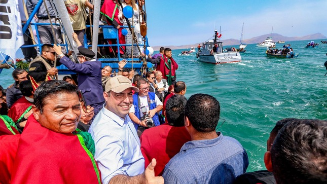 El alcalde Pedro Spadaro, participó de la ceremonia religiosa en el muelle artesanal del Callao, en la que le rindió honores a estos dos santos católicos. 