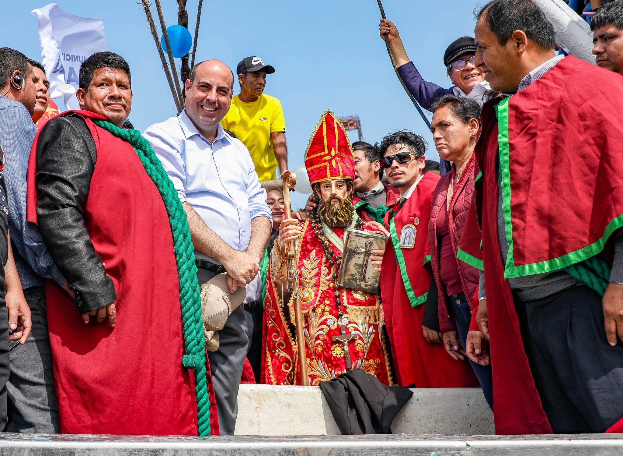 El alcalde Pedro Spadaro, particip贸 de la ceremonia religiosa en el muelle artesanal del Callao, en la que le rindi贸 honores a estos dos santos cat贸licos.