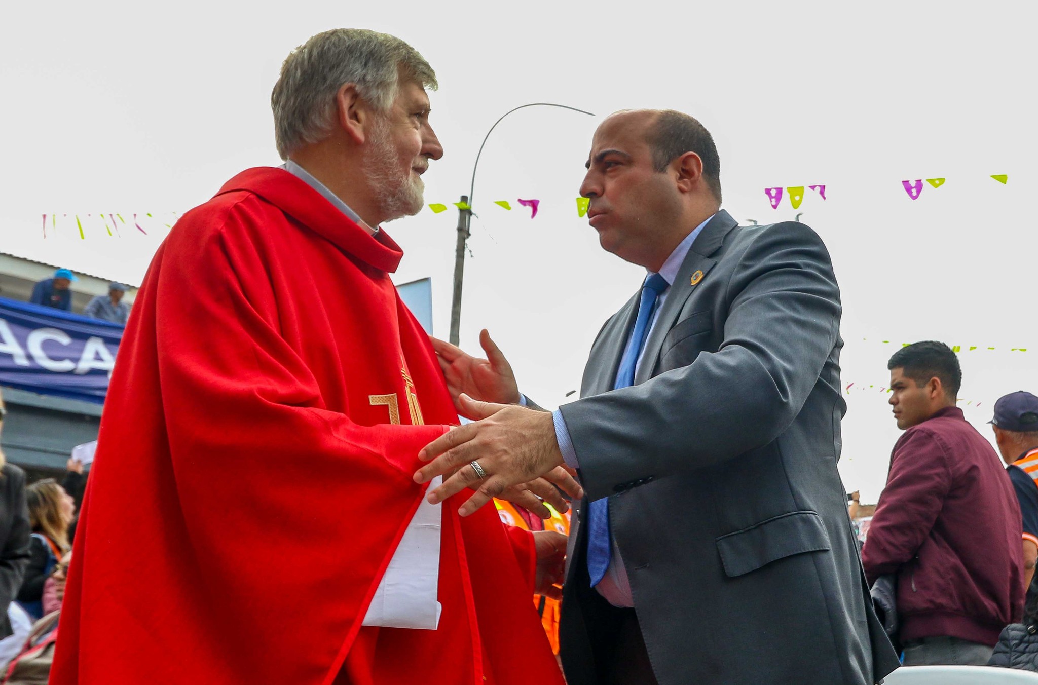 El alcalde Pedro Spadaro, particip贸 de la ceremonia religiosa en el muelle artesanal del Callao, en la que le rindi贸 honores a estos dos santos cat贸licos.