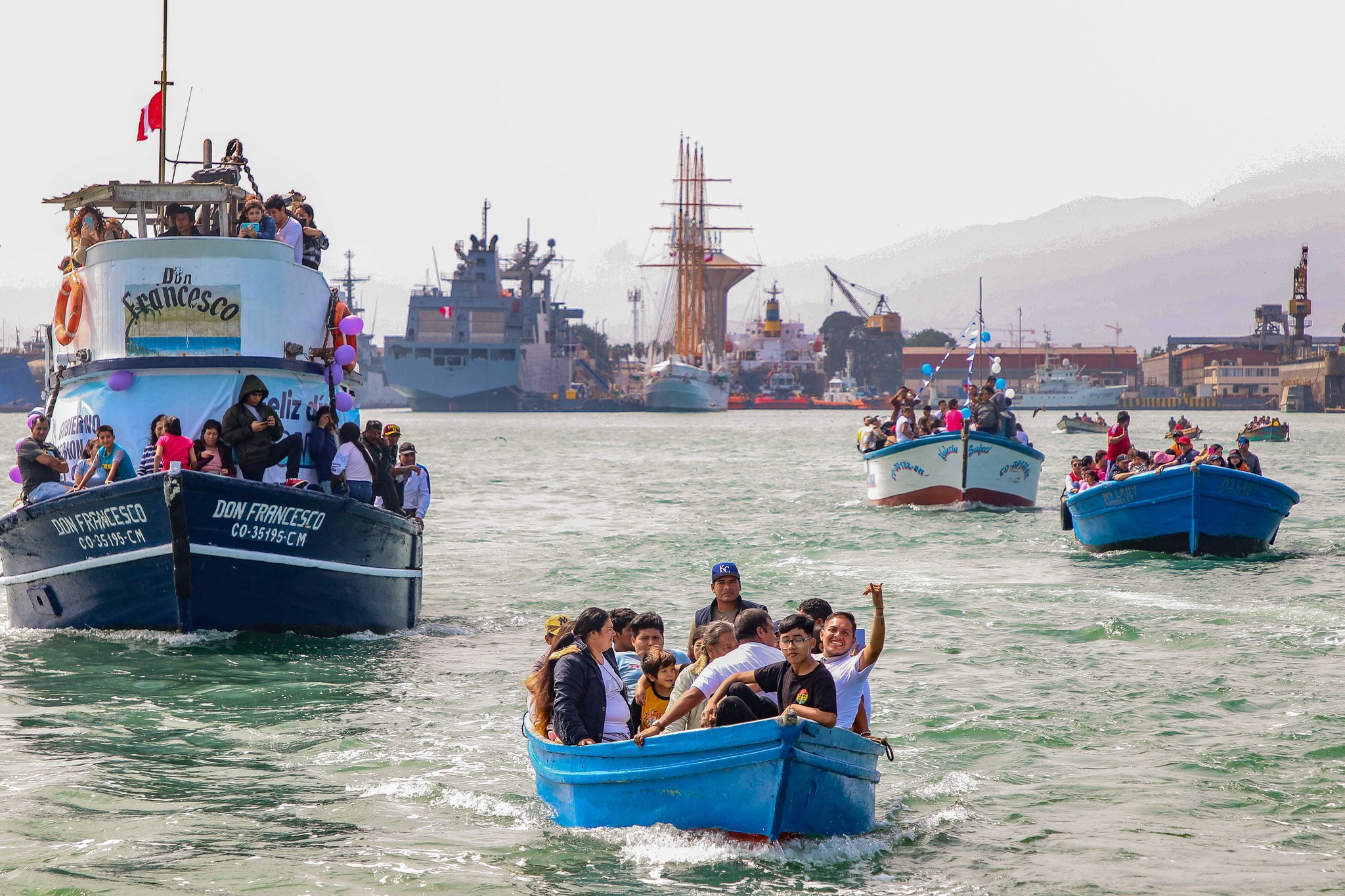 El alcalde Pedro Spadaro, particip贸 de la ceremonia religiosa en el muelle artesanal del Callao, en la que le rindi贸 honores a estos dos santos cat贸licos.
