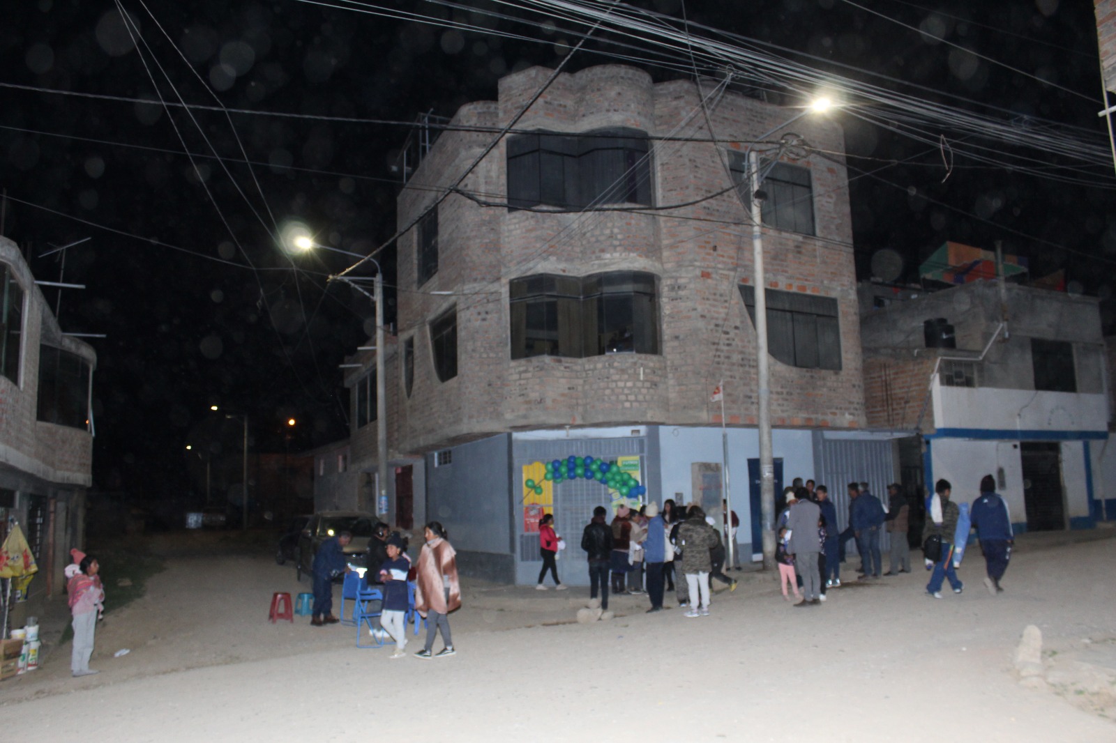 Con instalación de luces LED Electrocentro mejora la seguridad en vías de acceso al cementerio de Palián