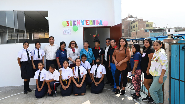 Fotografía con estudiantes, padres de familia y representantes de la UGEL05