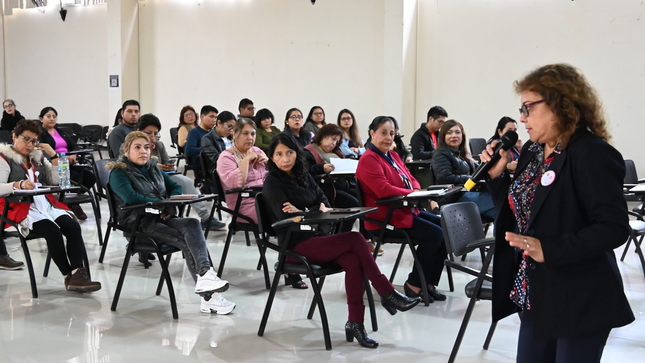 Fotografía de la directora de la UGEL 05 exponiendo el tema
