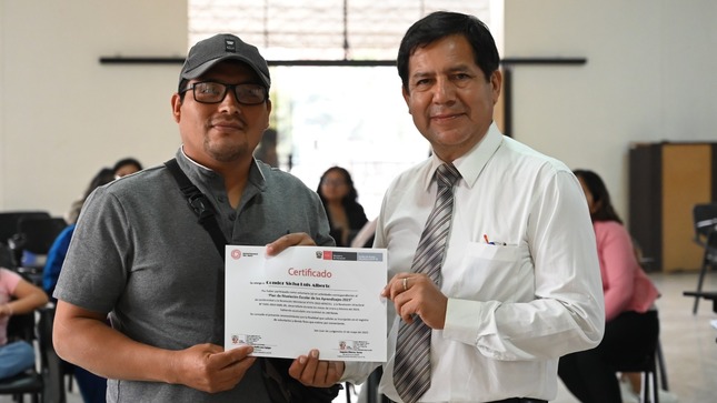 Fotografía de la entrega de certificados