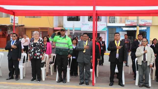 EN ACTO CÍVICO DE IZAMIENTO DEL PABELLÓN NACIONAL OTORGAN RECONOCIMIENTO A MAESTROS CESANTES Y CONMEMORAN ANIVERSARIO DE LA IEP SANTA BARBARA
