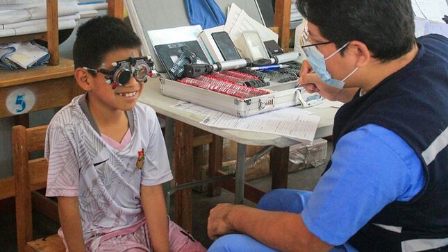 MÁS DE 200 NIÑOS DE INSTITUCIONES EDUCATIVAS PÚBLICAS DE HUANTA FUERON EVALUADOS PARA DETECTAR ERRORES REFRACTIVOS O PROBLEMAS DE VISIÓN.