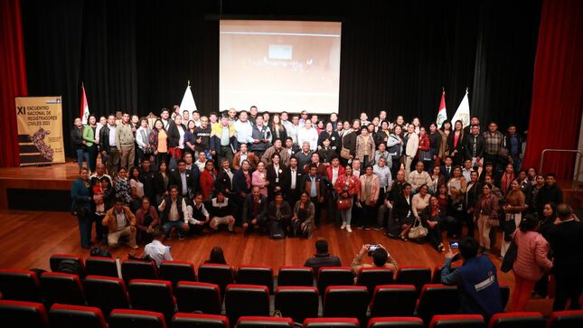 Foto grupal del encuentro de registradores en el estrado oficial