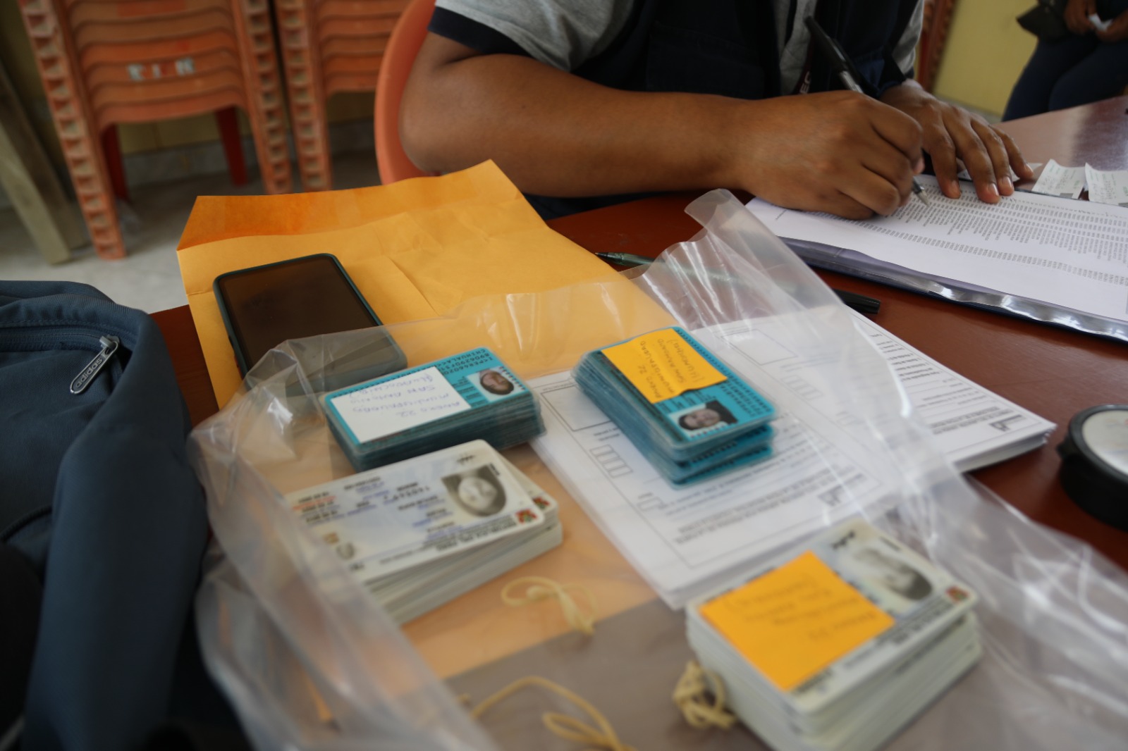 Foto de DNI en una mesa