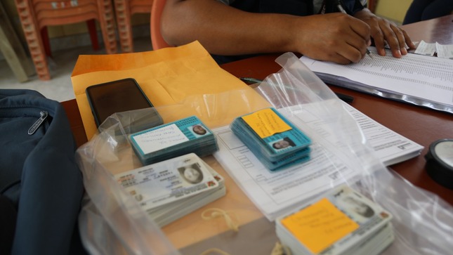 Foto de DNI en una mesa