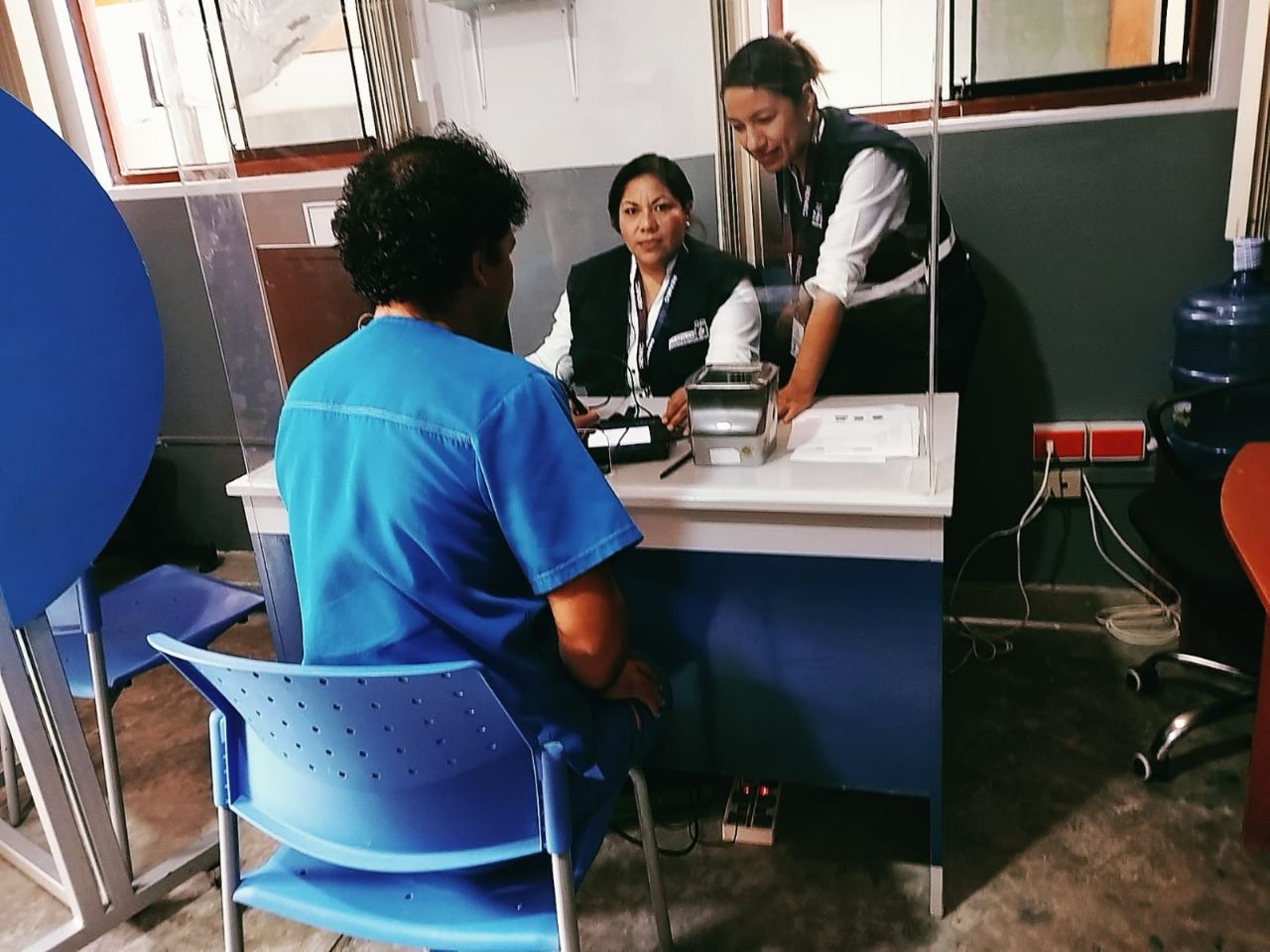 Medico tramitando su DNI electrónico en una campaña de Reniec