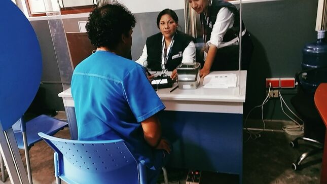 Medico tramitando su DNI electrónico en una campaña de Reniec