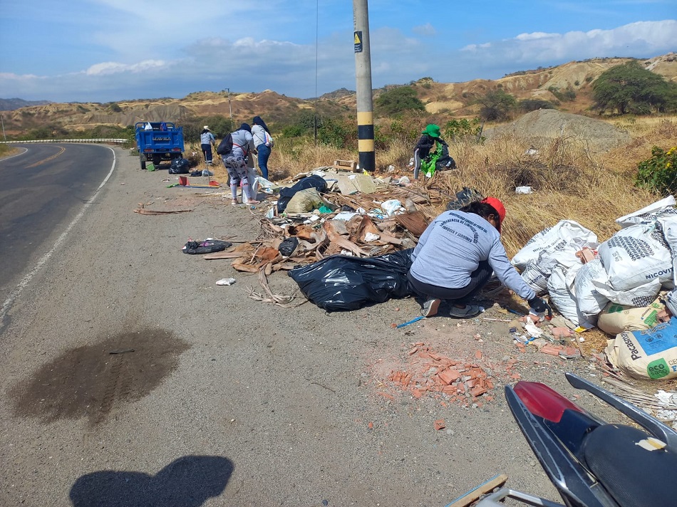 Personal edil retira residuos sólidos en zonas de ingreso a Canoas de Punta Sal
