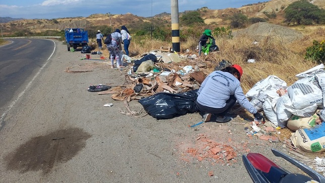 Personal edil retira residuos sólidos en zonas de ingreso a Canoas de Punta Sal
