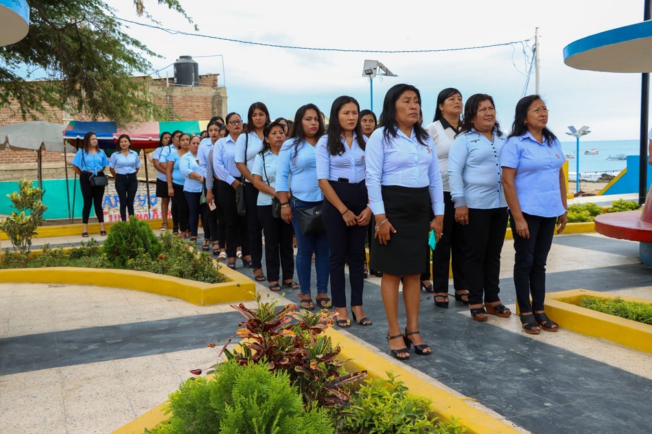 Autoridades participan de ceremonia cívica iniciando el mes de la patria