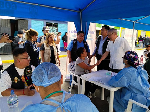 Director de DIRESA Callao, supervisando la jornada de salud