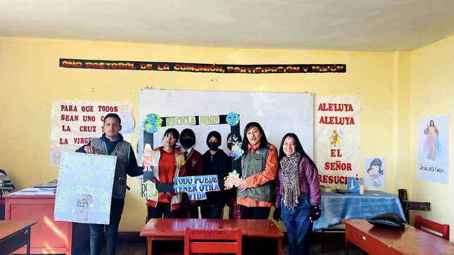 Programa municipal promueve conciencia ambiental en colegios a través de la segregación en la fuente, fomentando responsabilidad ambiental y educando sobre la correcta separación de residuos.