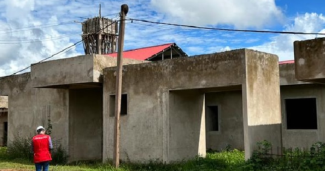La Contraloría General alertó al Gobierno Regional de Ucayali que funcionarios aprobaron la suspensión de plazo al contratista de la obra del centro de salud de Breu, distrito de Yurua, por falta de cemento para la construcción. Se determinó que el material no llegó a tiempo al lugar por motivos de lluvias y crecidas del rio Yurúa; sin embargo, no existe sustento jurídico ni legal para que se haya autorizado la suspensión de obra, la cual tiene un presupuesto de S/ 24.8 millones.