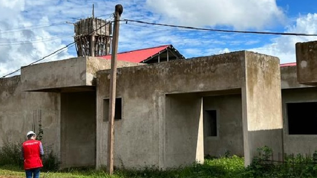La Contraloría General alertó al Gobierno Regional de Ucayali que funcionarios aprobaron la suspensión de plazo al contratista de la obra del centro de salud de Breu, distrito de Yurua, por falta de cemento para la construcción. Se determinó que el material no llegó a tiempo al lugar por motivos de lluvias y crecidas del rio Yurúa; sin embargo, no existe sustento jurídico ni legal para que se haya autorizado la suspensión de obra, la cual tiene un presupuesto de S/ 24.8 millones.