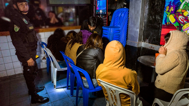 Mujeres rescatadas de mafias de trata de personas por la Policía Nacional