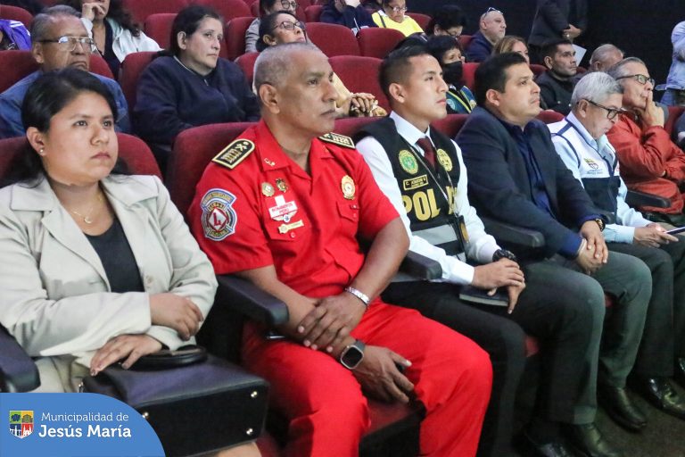 Gracias a los vecinos que asistieron a la ๐จ ๐๐ ๐๐จ๐ง๐ฌ๐ฎ๐ฅ๐ญ๐ ๐๐ฎฬ๐๐ฅ๐ข๐๐ ๐๐ ๐๐๐ ๐ฎ๐ซ๐ข๐๐๐ ๐๐ข๐ฎ๐๐๐๐๐ง๐ ๐๐ป. Nuestro alcalde, Jesรบs Gรกlvez Olivares, como presidente del #Codisec, informรณ a los asistentes acerca de la ejecuciรณn de las polรญticas, planes, programas y proyectos de seguridad ciudadana, que se han realizado durante el segundo trimestre del aรฑo 2023 ๐ช.